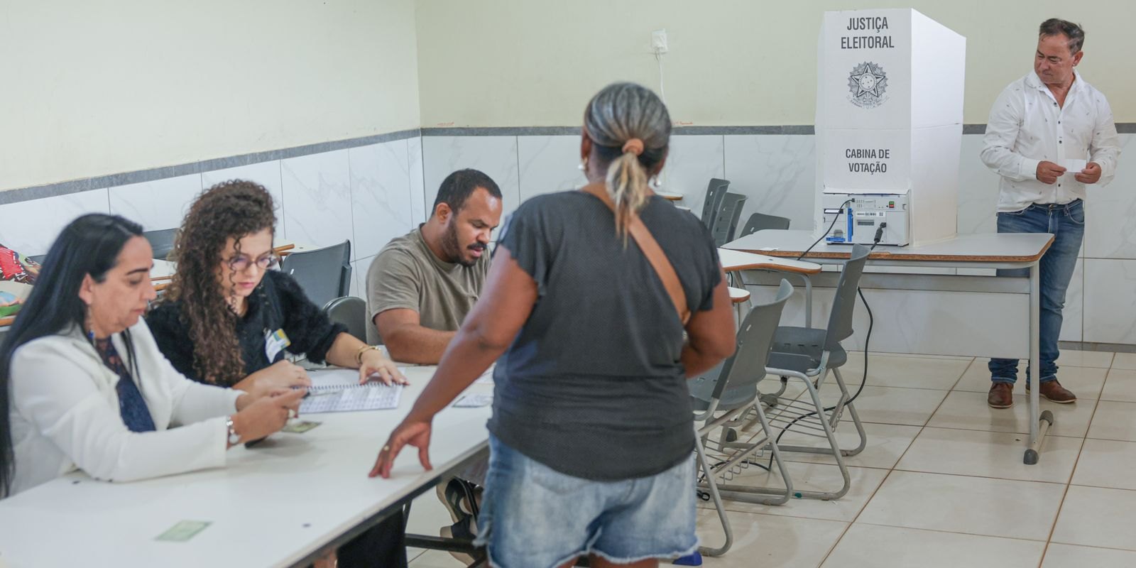 Eleitores votam em Brasília no primeiro turno, em 4 de outubro de 2026