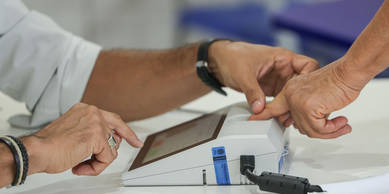 Eleitores junto à urna durante votação em Brasília